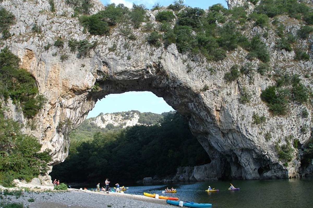 Sortie pédestre ou vélo dans village Ardèchois  ou sur voie verte et bleu en Ardèche du sud