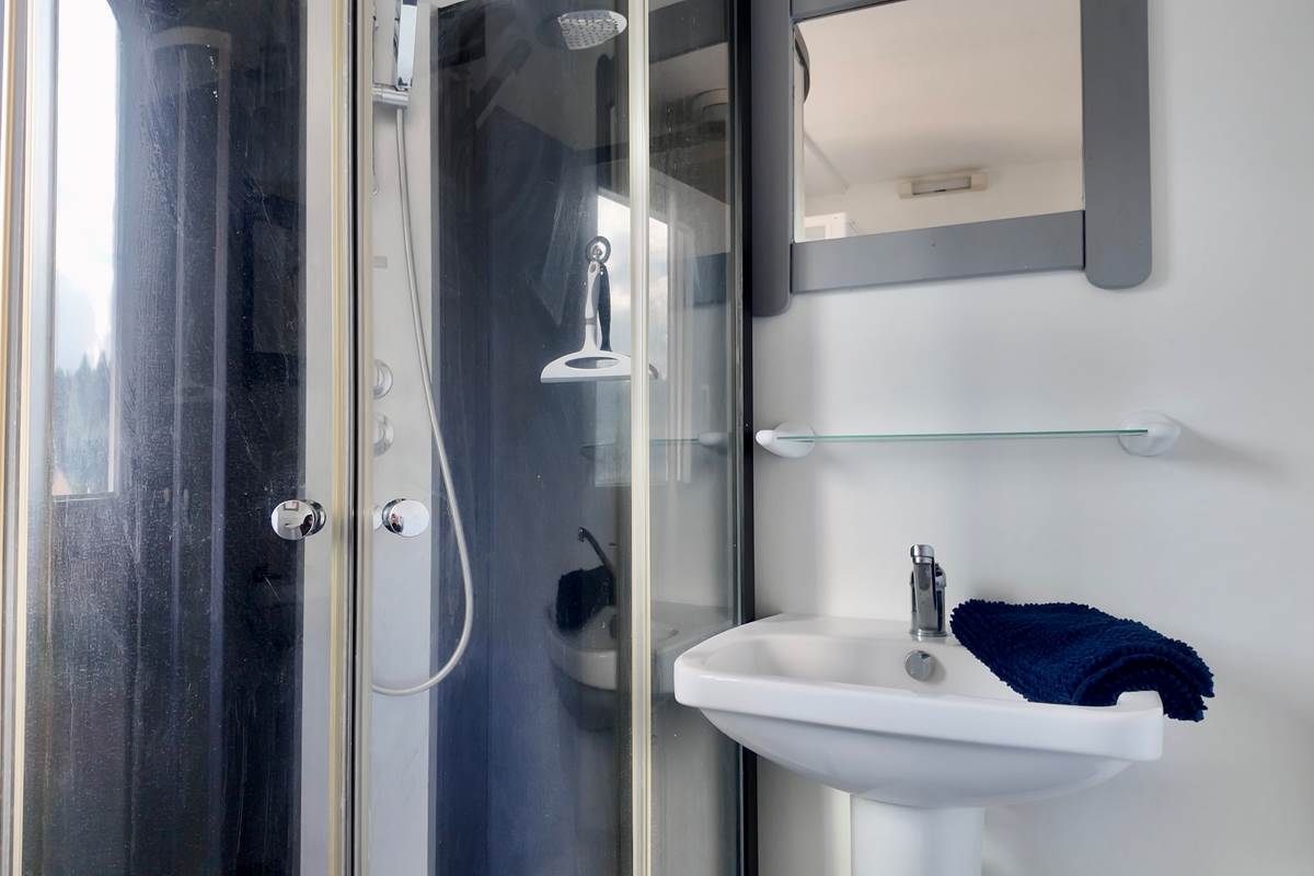 Salle de bain avec tapis de bain et produits de nettoyage