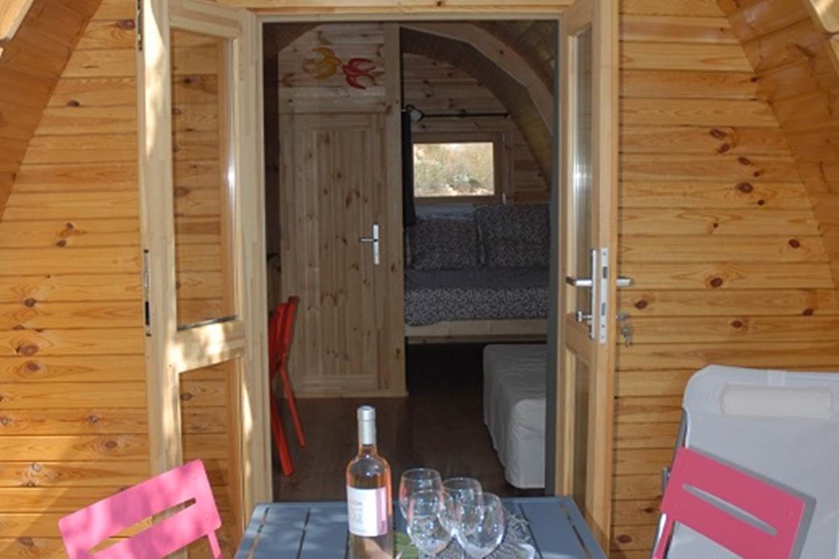 La terrasse et l'entrée du Pod