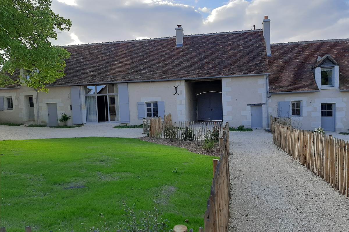 Jardin du Cygne et vue sur le porche d'entrée