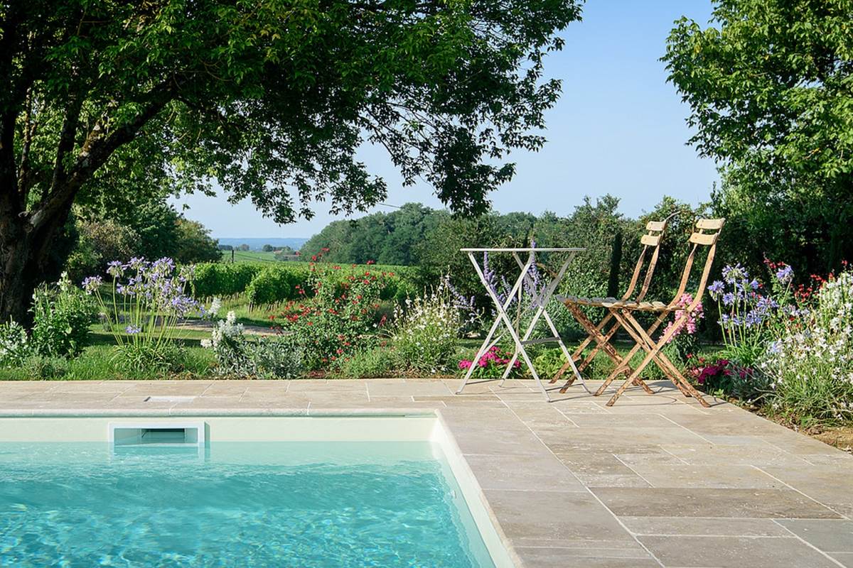 Dans la piscine vue jardin & vignes