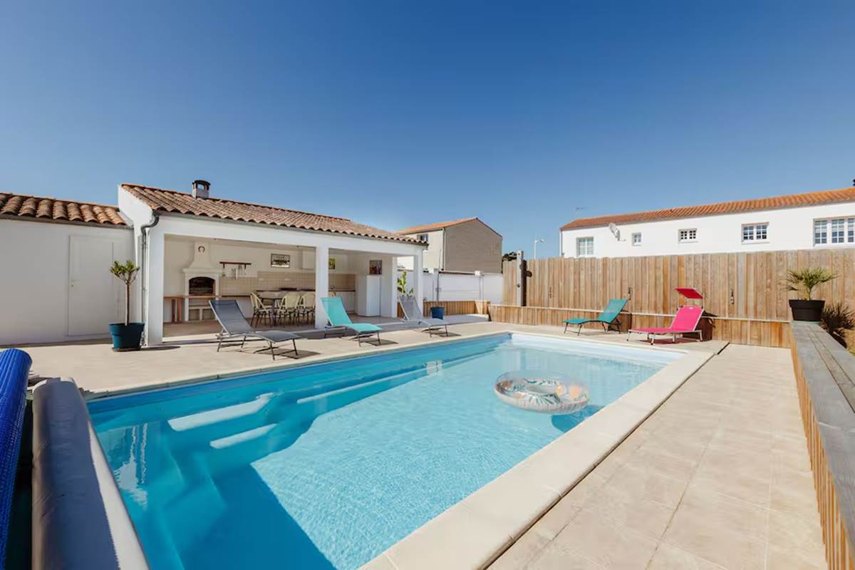 Piscine, terrasse ensoleillée de notre villa 3? sur l’île d’Oléron – repas en extérieur