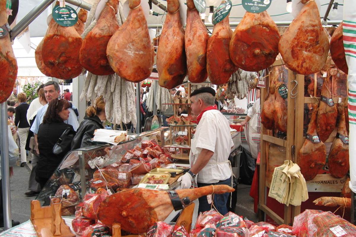 Etal_de_jambons_de_Bayonne