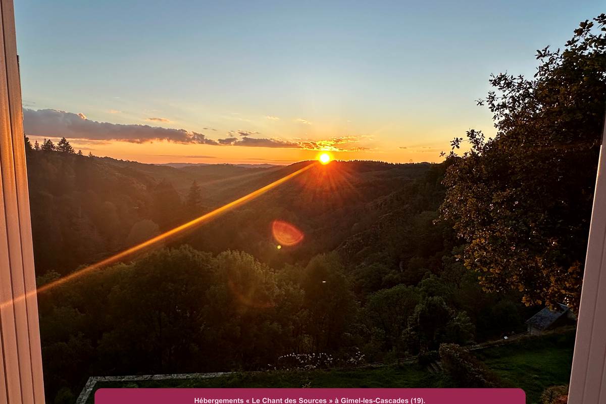 Gîte-Appartement 2 à 3 chambres, pour 1 à 7 personnes. Vue sur les Montagnes et la Vallée des Cascades plein Ouest.