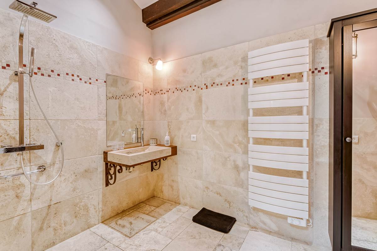 Chambre lit double, rez de chaussée, tourisme et handicap, salle de bain privative, vue jardin et rivière, vignoble, chambres d'hôtes