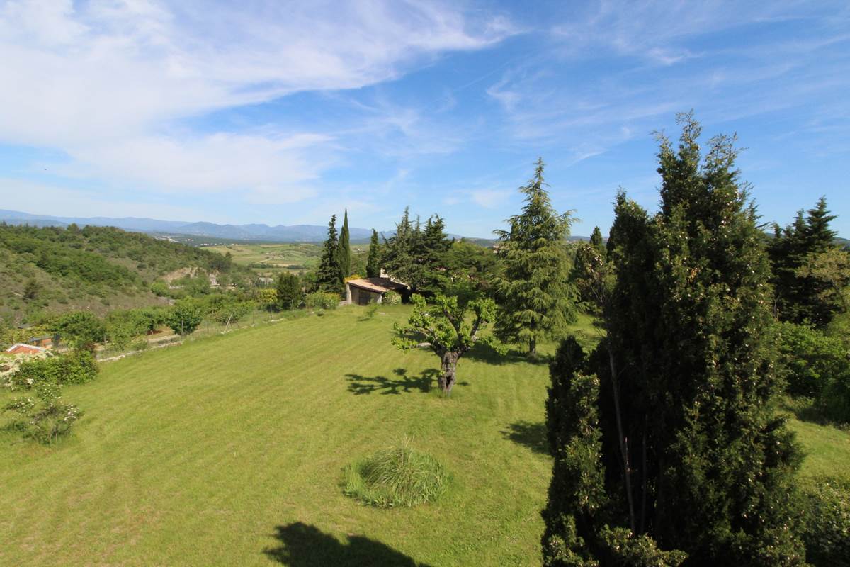 vue sur les monts d'Ardèche du gîte familial, gîte familial convivial et de regroupement d'amis en ardèche rhone alpes pde 16 à 24 personnes.