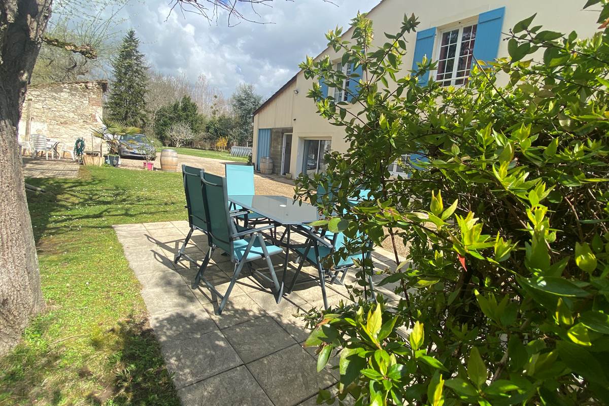 Terrasse-tables-chaises-parasoles-Gîte-Les Deux Chênes