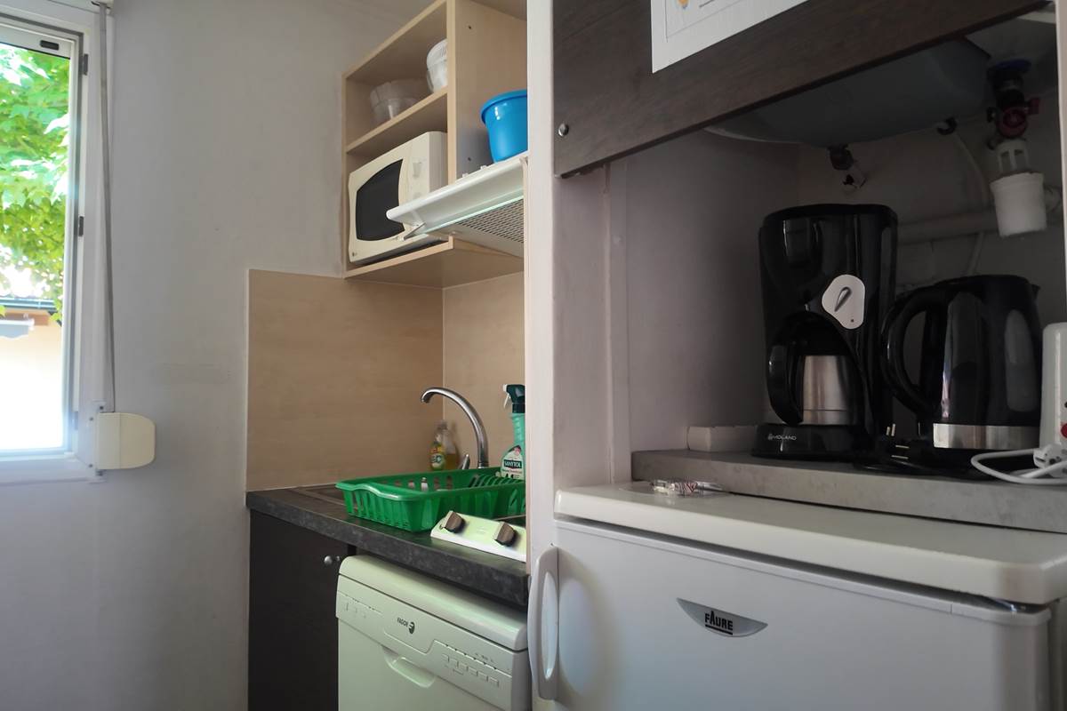 cuisine équipée avec lave vaisselle, frigo et congélateur