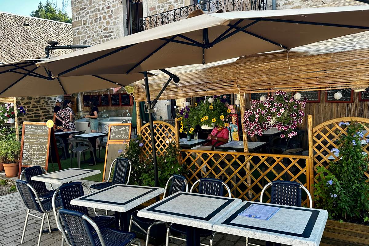 Restaurant-Boutique "Harmonie du Monde" : plats maison, produits frais majoritairement bio et locaux. Attenant à vos Gîtes "Le Chant des Sources" à Gimel-les-Cascades (19).