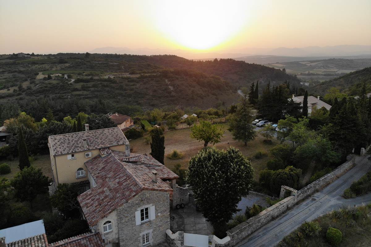 grand gîte de groupe avec piscine au domaine Montloubier à Villeneuve de berg en sud ardèche 10 à 15 personnes