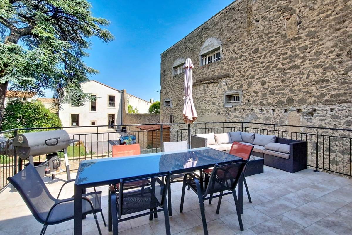 Terrasse extérieure aménagée du gîte Le Pressoir aux Gîtes de Monte Blanco