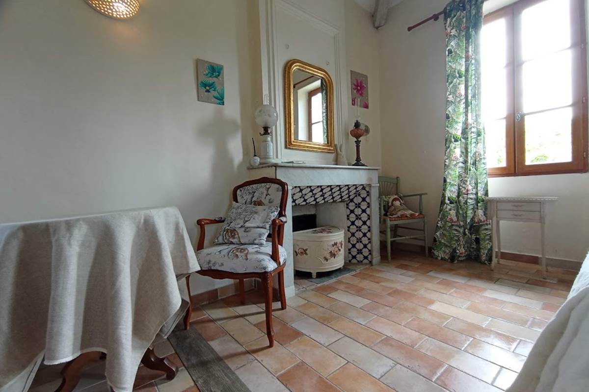 coin table dans la chambre amado