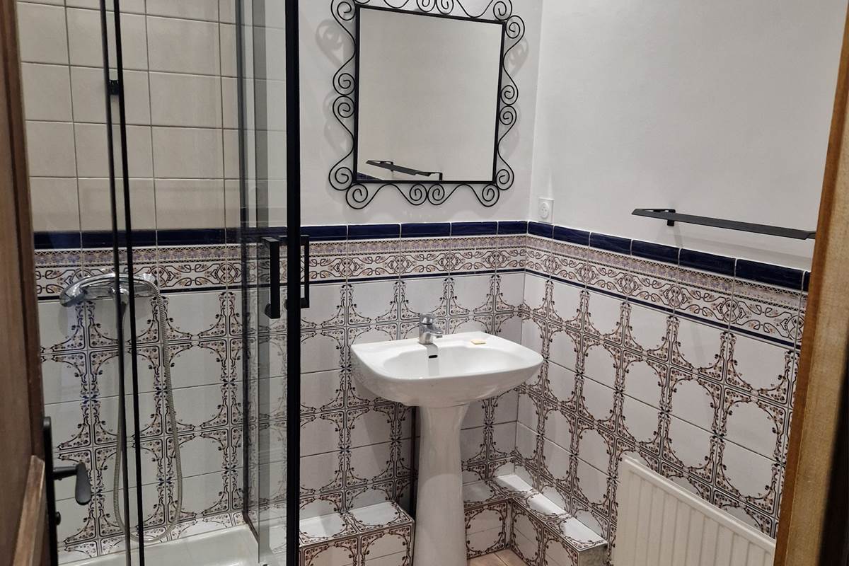 Salle d'eau avec douche et WC