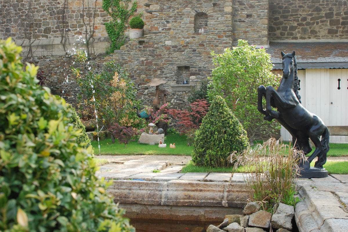 bassin jardin hotel victor hugo mont st michel