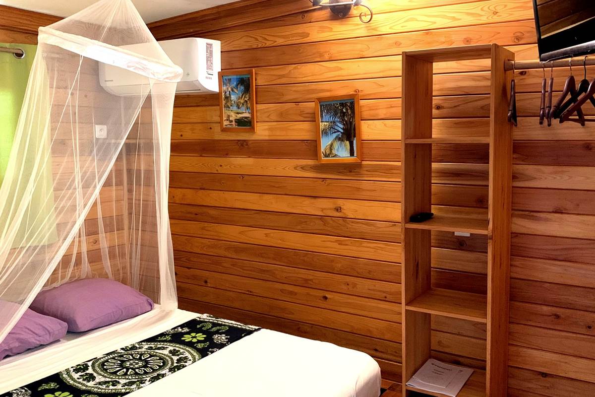 chambre-climatisee-avec-moustiquaire-ti-caze-nature-a-la-reunion.jpg