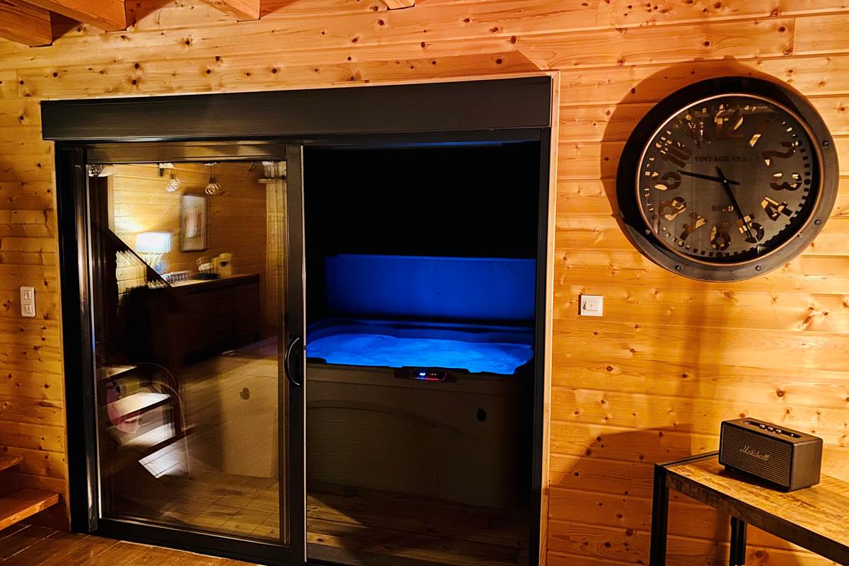 Spa privatif chauffé à 38°C vue sur la forêt