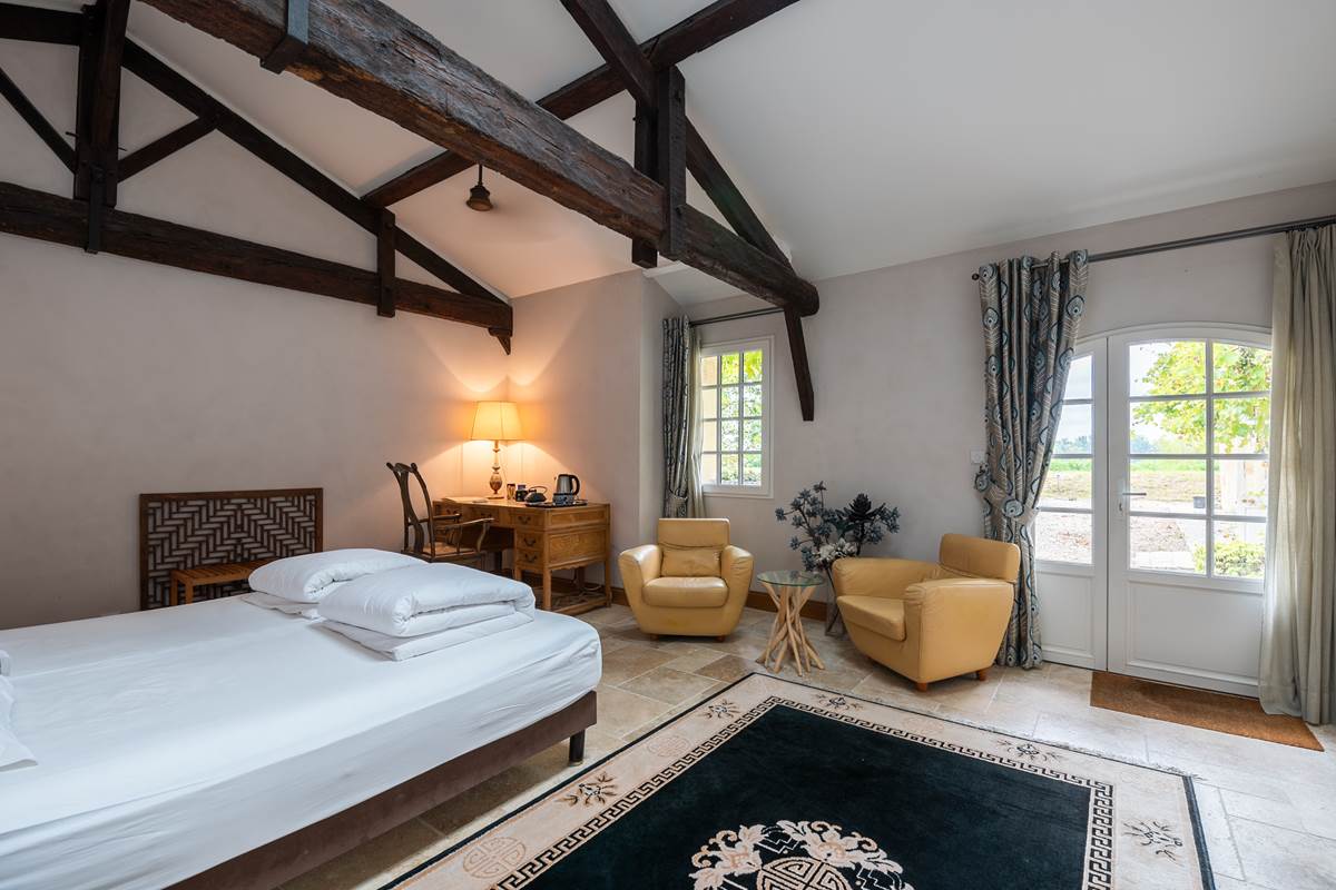 Chambre lit double, rez de chaussée, chambre prestige, salle de bain privative, vue jardin et rivière, vignoble, chambres d'hôtes