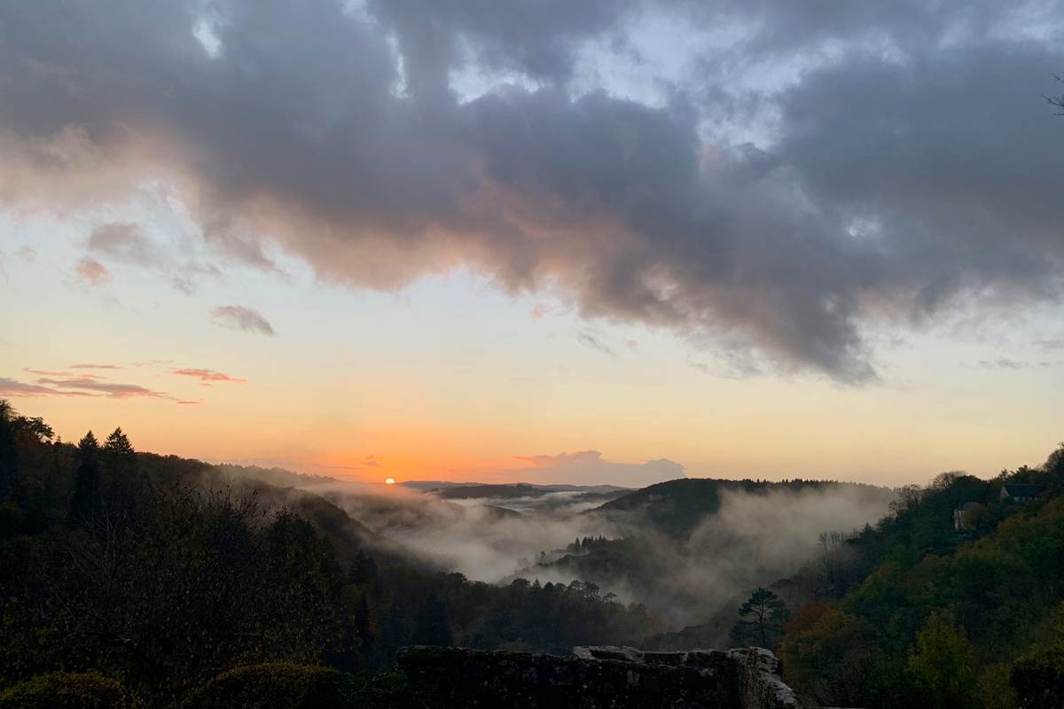 Couchers de soleil spectaculaires depuis les fenêtres de vos Gîtes "Le Chant des Sources" à Gimel-les-Cascades (19).