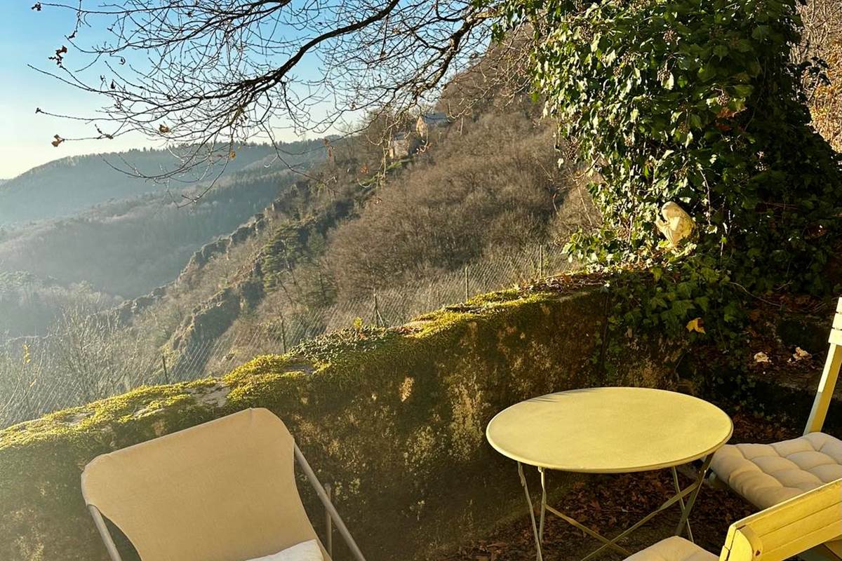 Terrasse (accès extérieur) avec Vue sur la Vallée des Cascades plein Ouest, et "Jardin de la Cure" juste en-dessous, avec ses espaces au calme, et tables de pique-nique ombragées.
