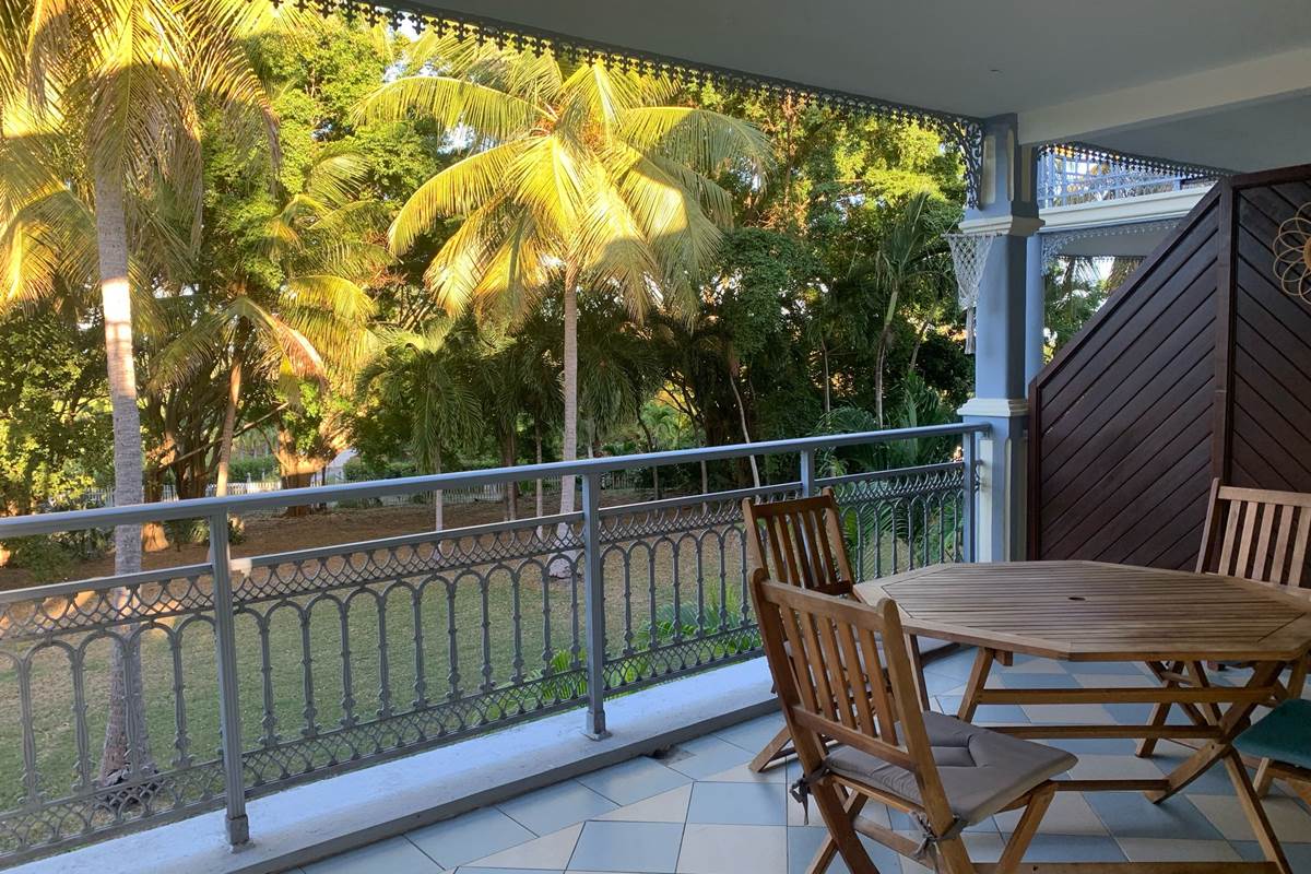 Terrasse couverte vue sur le jardin