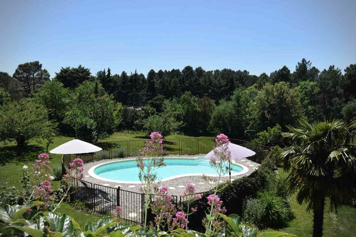 piscine et jardin ombre bleue du figuier gîtes et chambres d'hôtes avec piscine ardèche