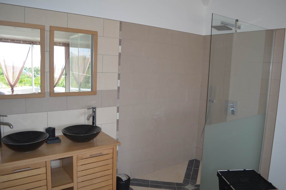 Douche à l'italienne ouverte sur la chambre n°2