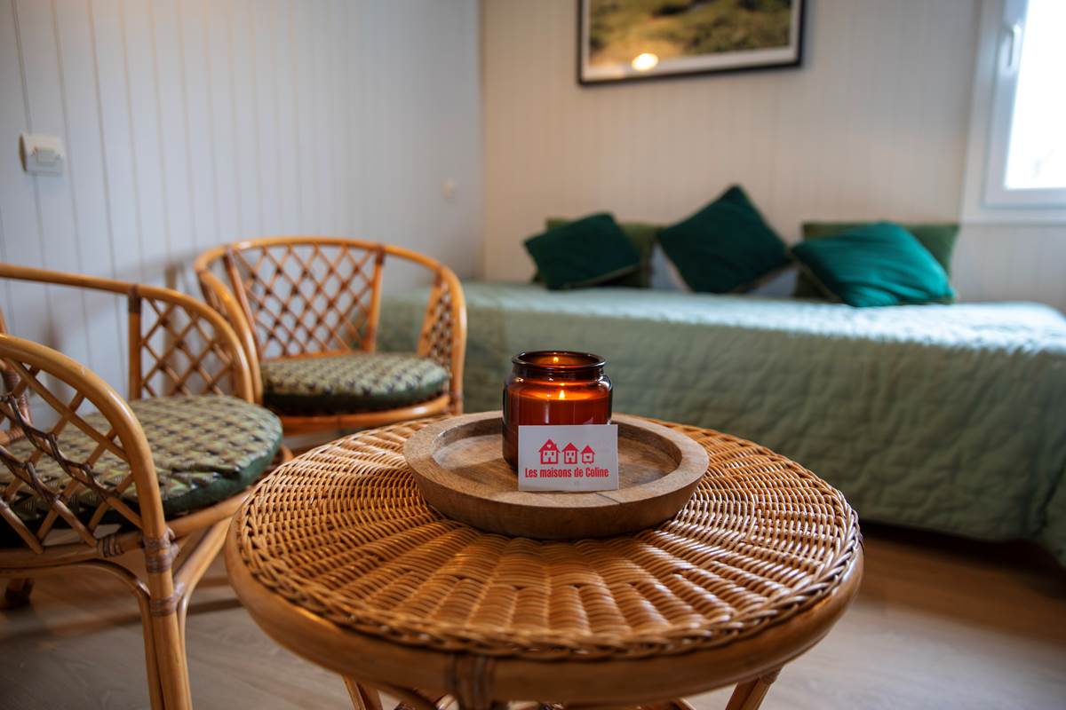 Ambiance vintage avec le beau mobilier en rotin