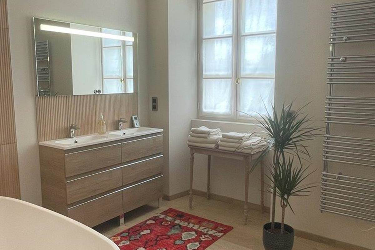 Chambre lit double, rez de chaussée, suite familiale, chambres luxe, salle de bain privative, baignoire, vue jardin, vignoble, chambres d'hôtes