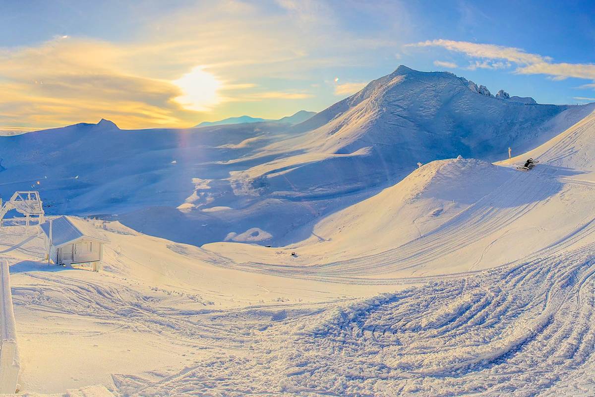 Vue aérienne du Mont-Dore – Station de montagne vivante, entre thermes, ski et nature, adaptée à tous les voyageurs.