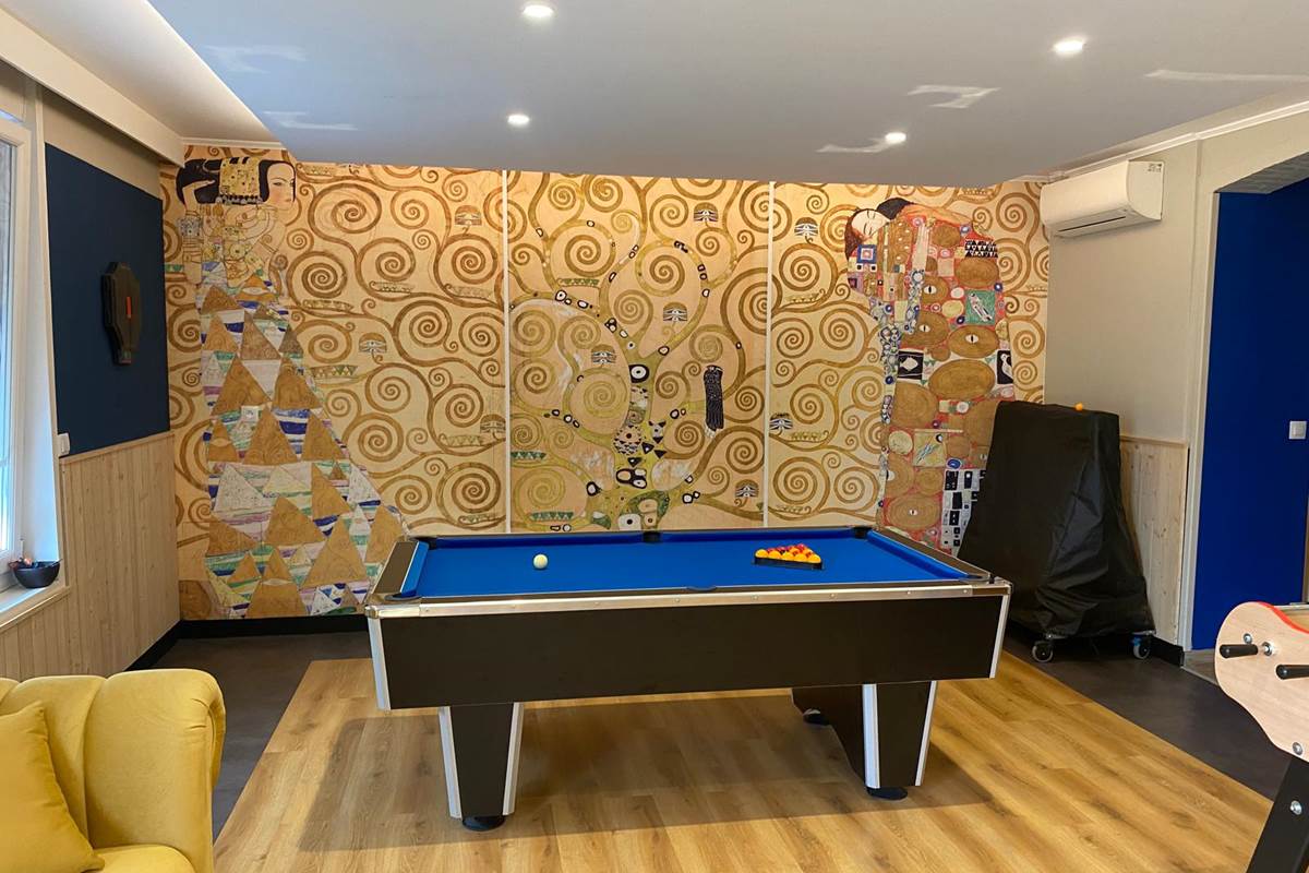 Grand séjour convivial avec billard, baby-foot, jeu de fléchettes et salon cosy : idéal pour un séjour en famille ou entre amis dans un gîte de groupe du Pas-de-Calais.