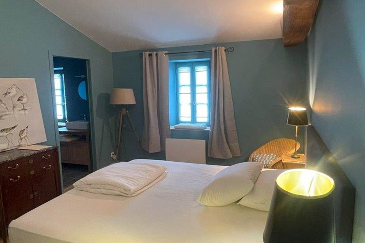 Chambre lit double, étage, salle de bain privative, vue jardin, vignoble, chambres d'hôtes