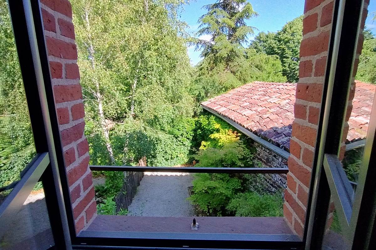 16-bis-gite-hotel-marssac-salle de bain-vue jardin