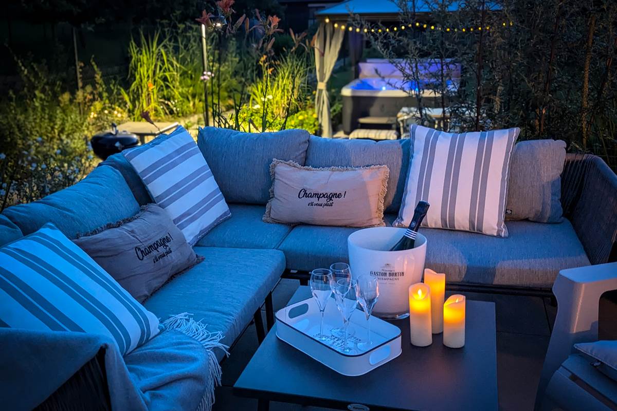 Champagne au salon d'été Le Cémarose gîte et spa
