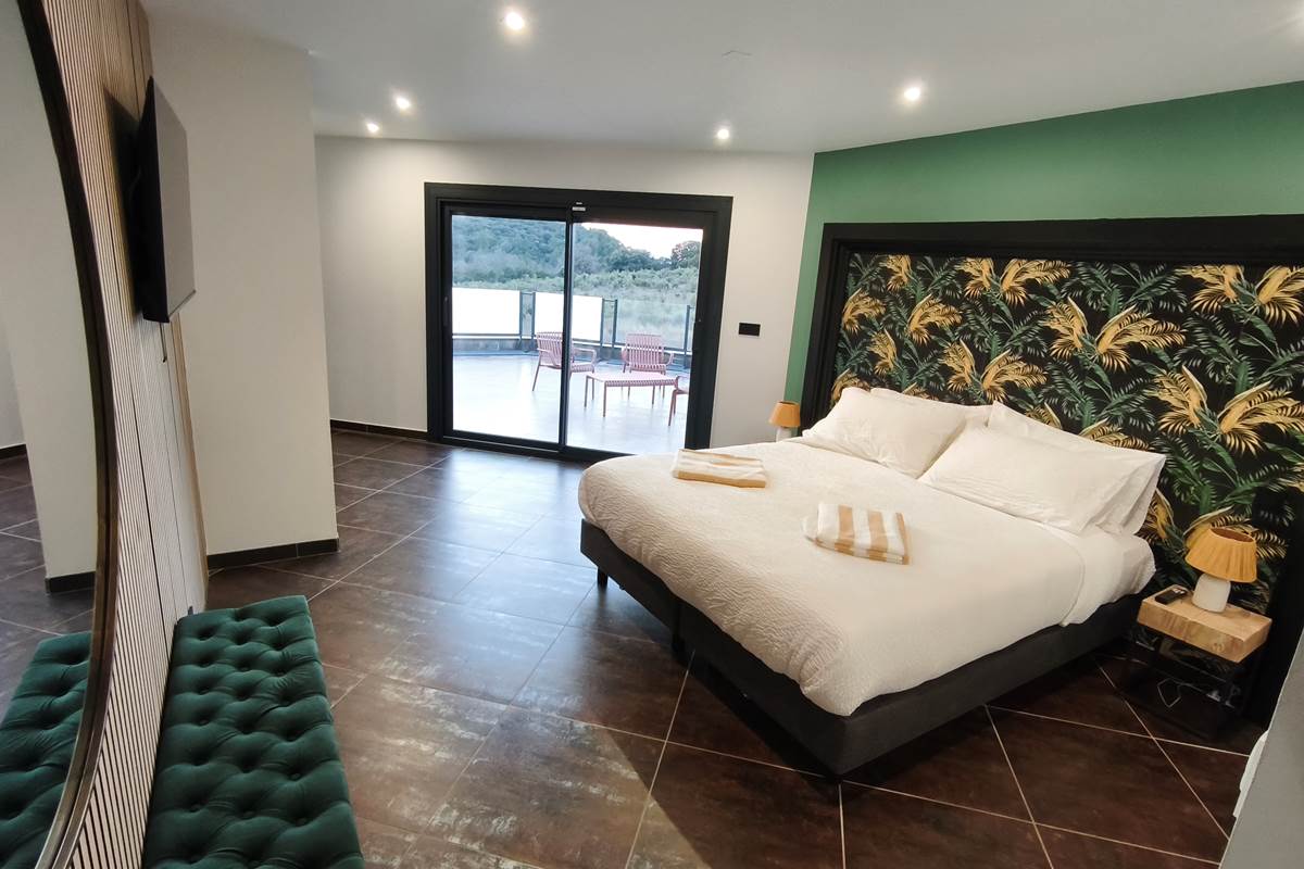 Master Suite "Jungle" avec douche et terrasse indépendante vue pinède