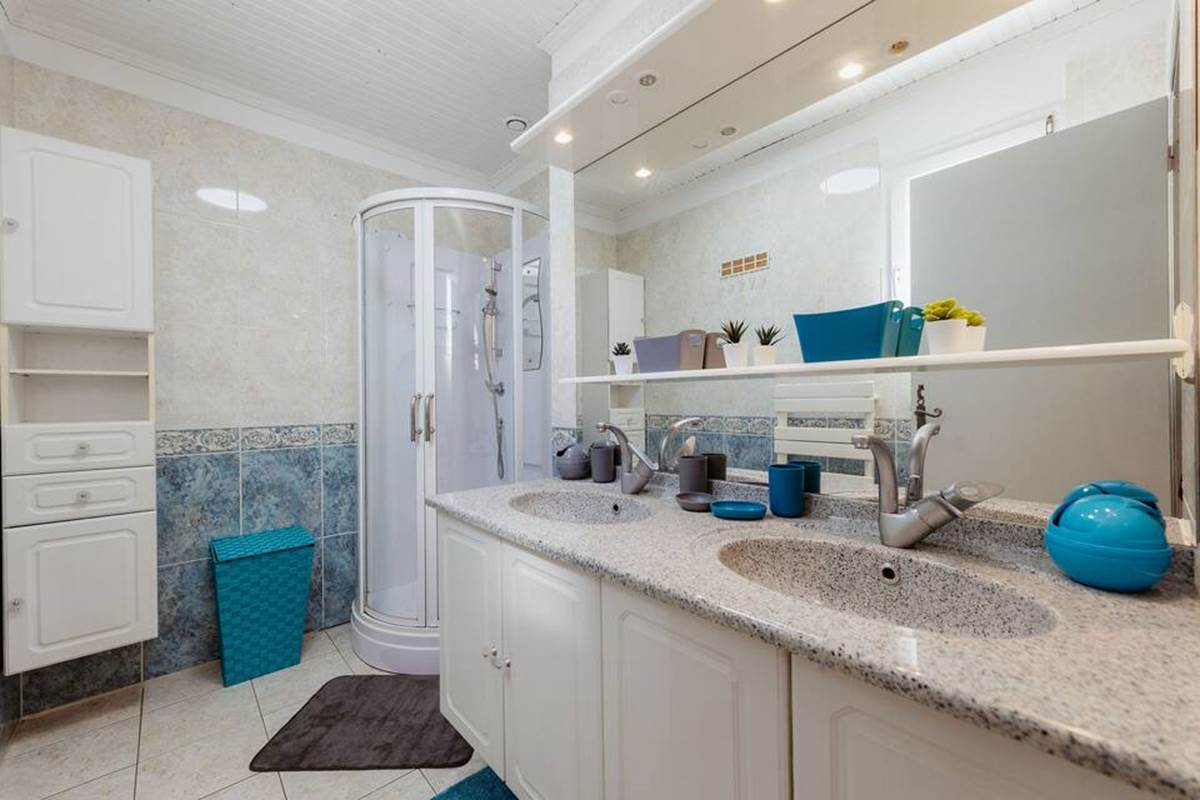 Salle de bain avec rangements