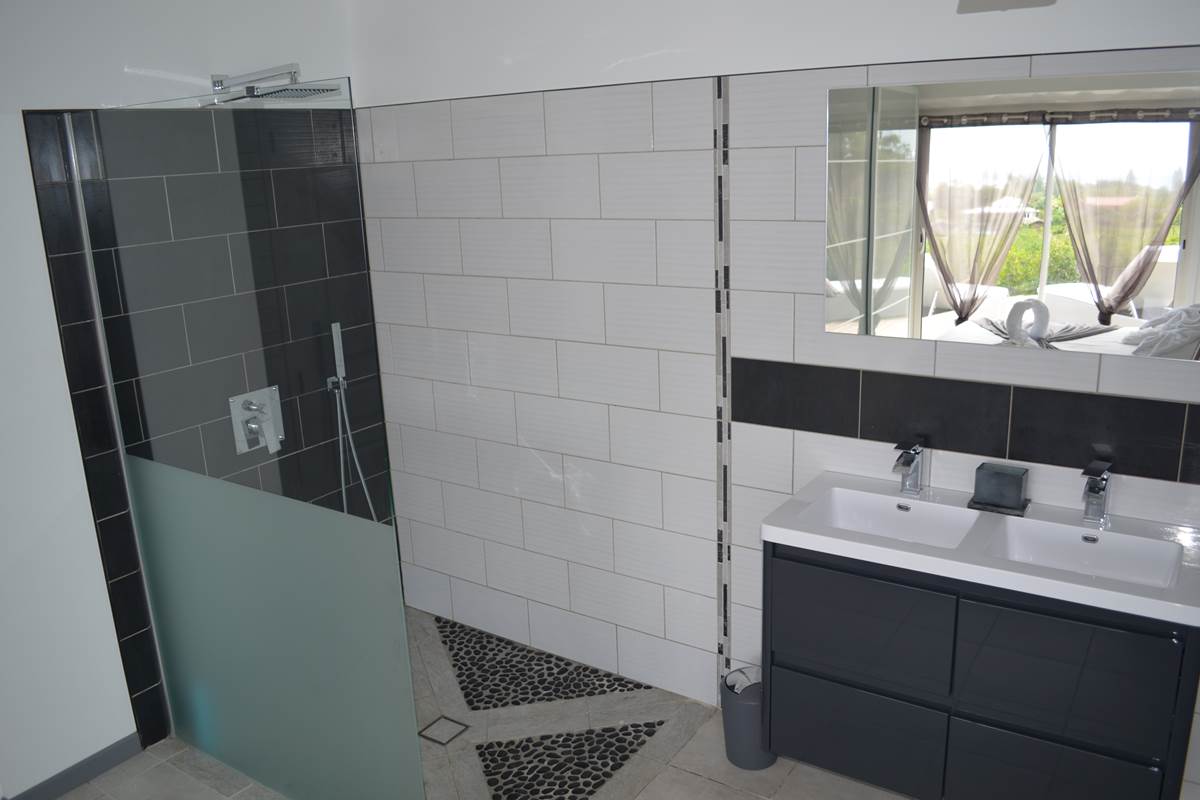 Douche à l'italienne ouverte sur la chambre n°1