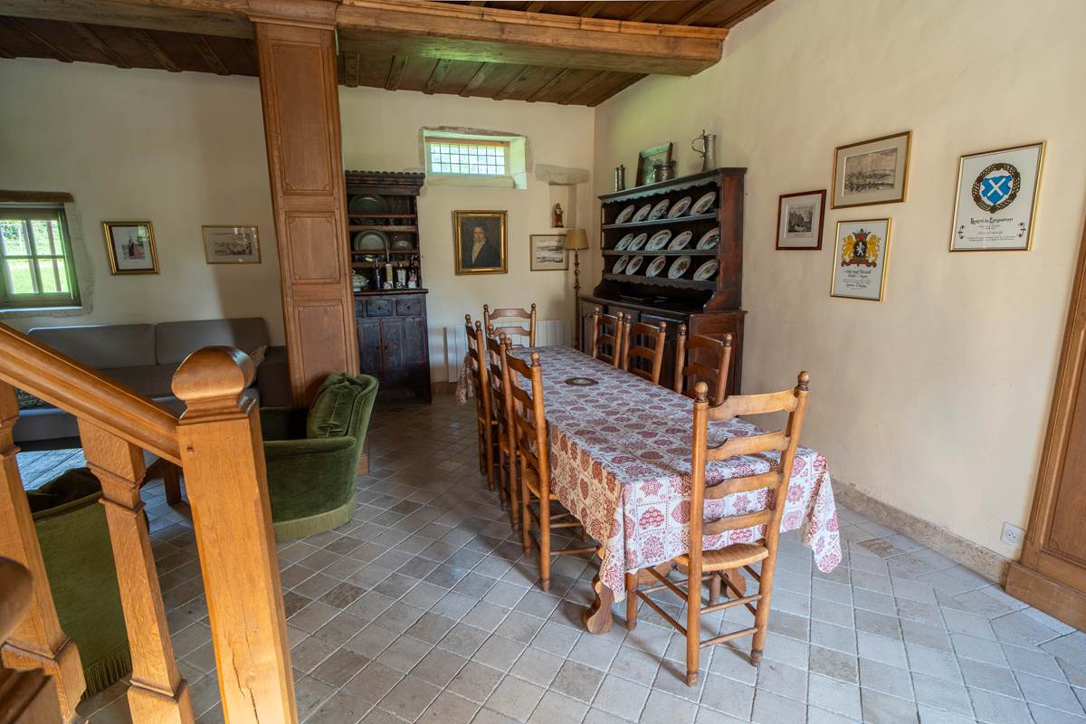 La salle à manger du gîte et son décor