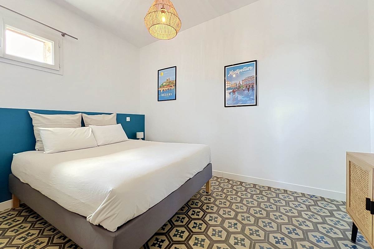 Chambre double bleue du gîte Le Ramonetage à Montblanc