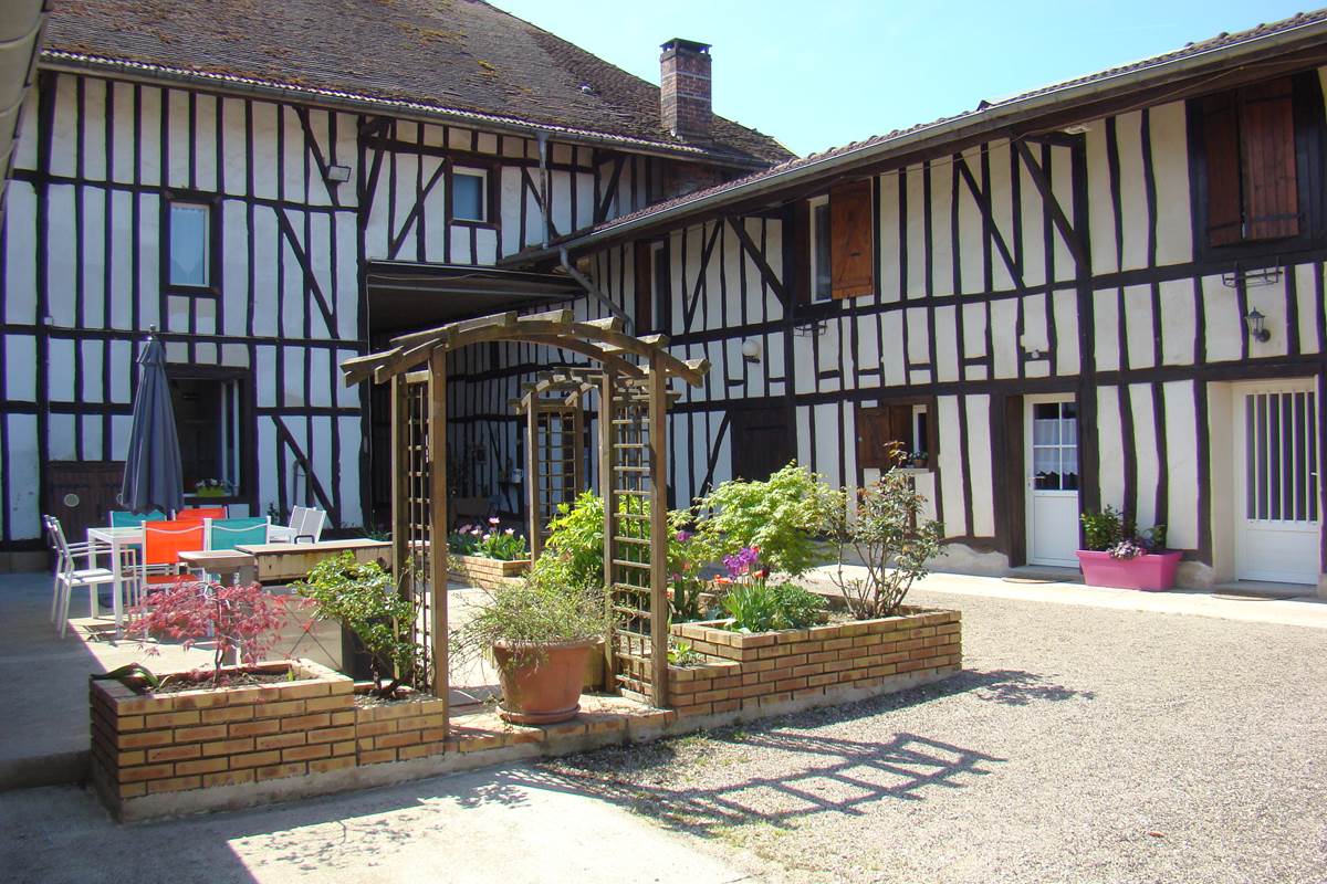 LA-SENTE-DES-VIGNES-Chambre-LILAS-La-Cour