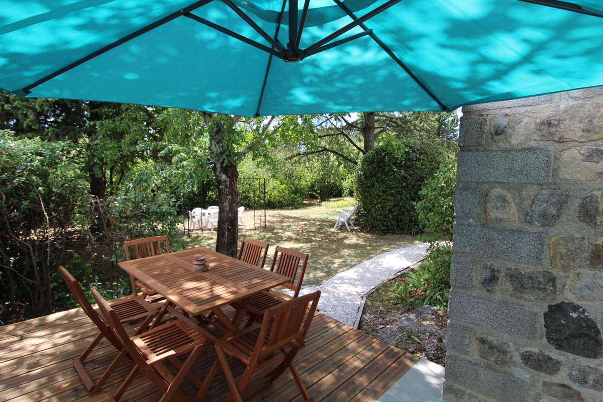 location gîte de groupe et salle réception avec piscine et jardin au grand domaine Montloubier à Villeneuve de berg en ardèche et Rhône alpes  15 à 24 personnes gîte de france