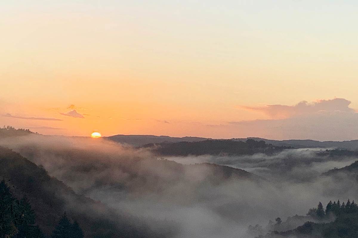 Gîtes "Le Chant des Sources" : Vue sur les Montagnes et la Vallée des Cascades plein Ouest.