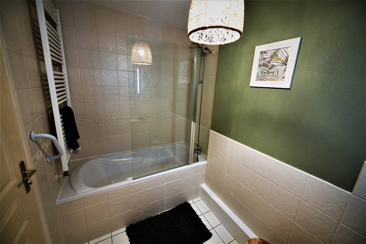 salle de bain dédiée chambre côté bois