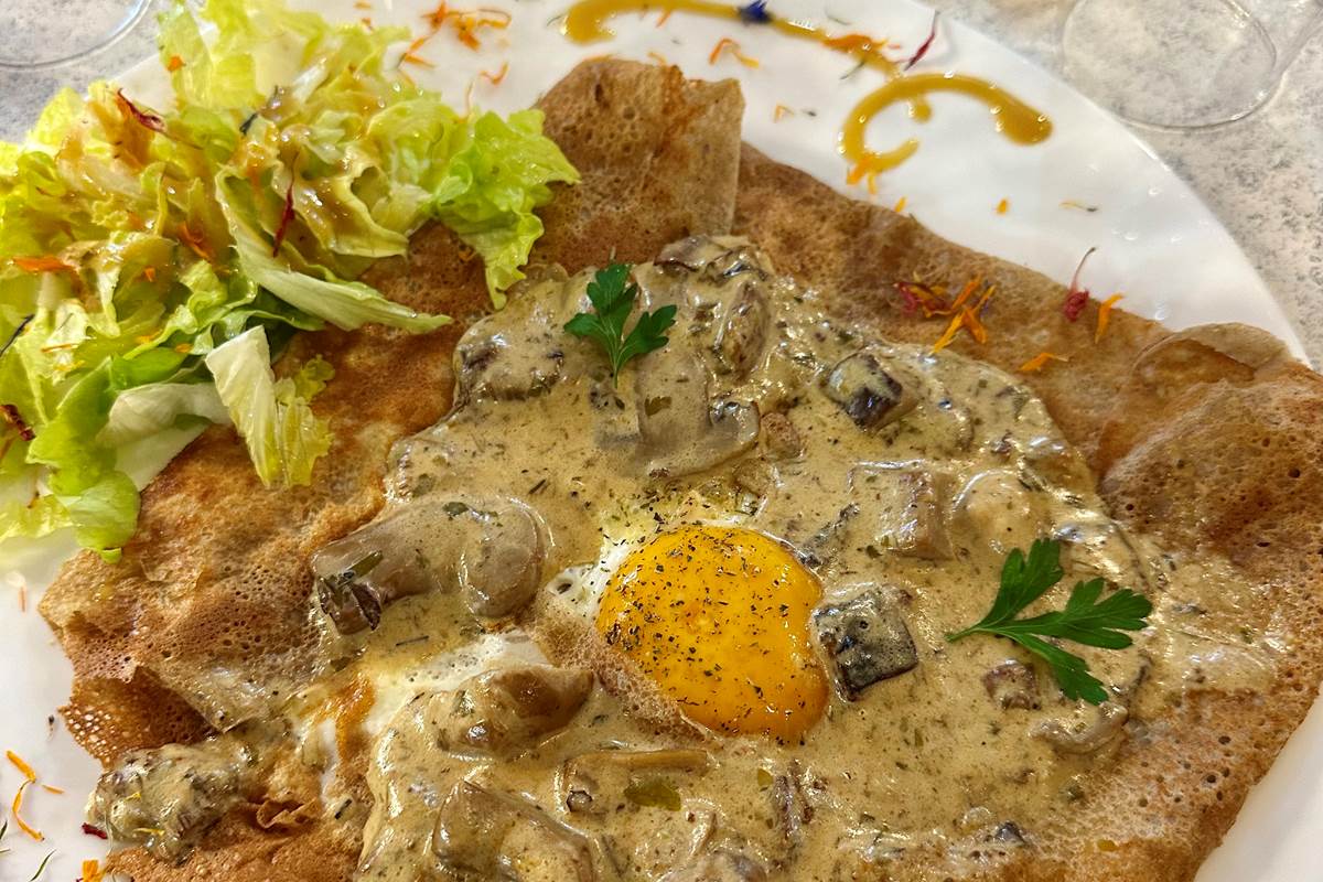 Restaurant-Boutique "Harmonie du Monde" : plats maison, produits frais majoritairement bio et locaux. Attenant à vos Gîtes "Le Chant des Sources" à Gimel-les-Cascades (19).