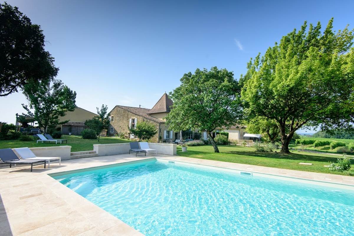 La piscine, chauffée du 1er mai au 30 septembre à 28°