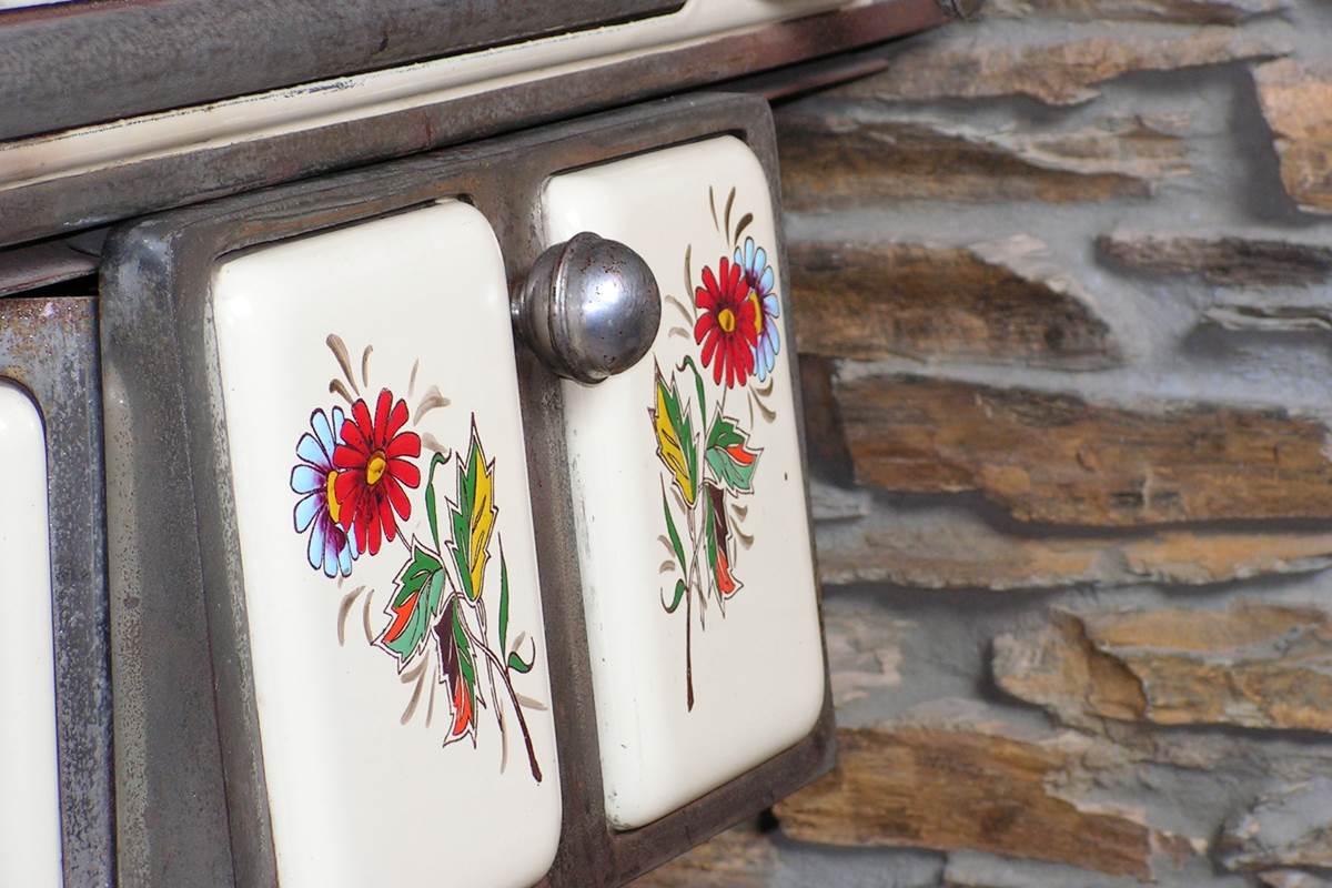 Ardennes : fleurs sur cuisiniere antique