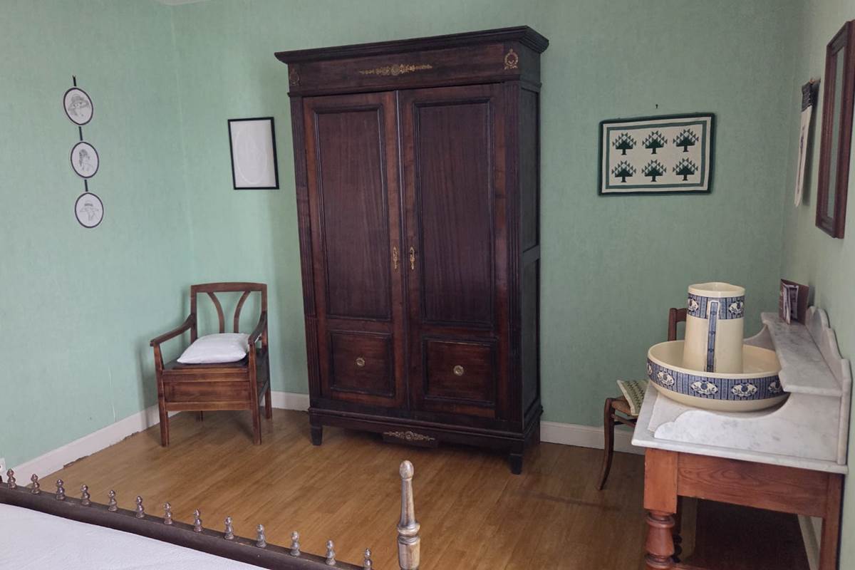 Chambre verte armoire et fauteuil