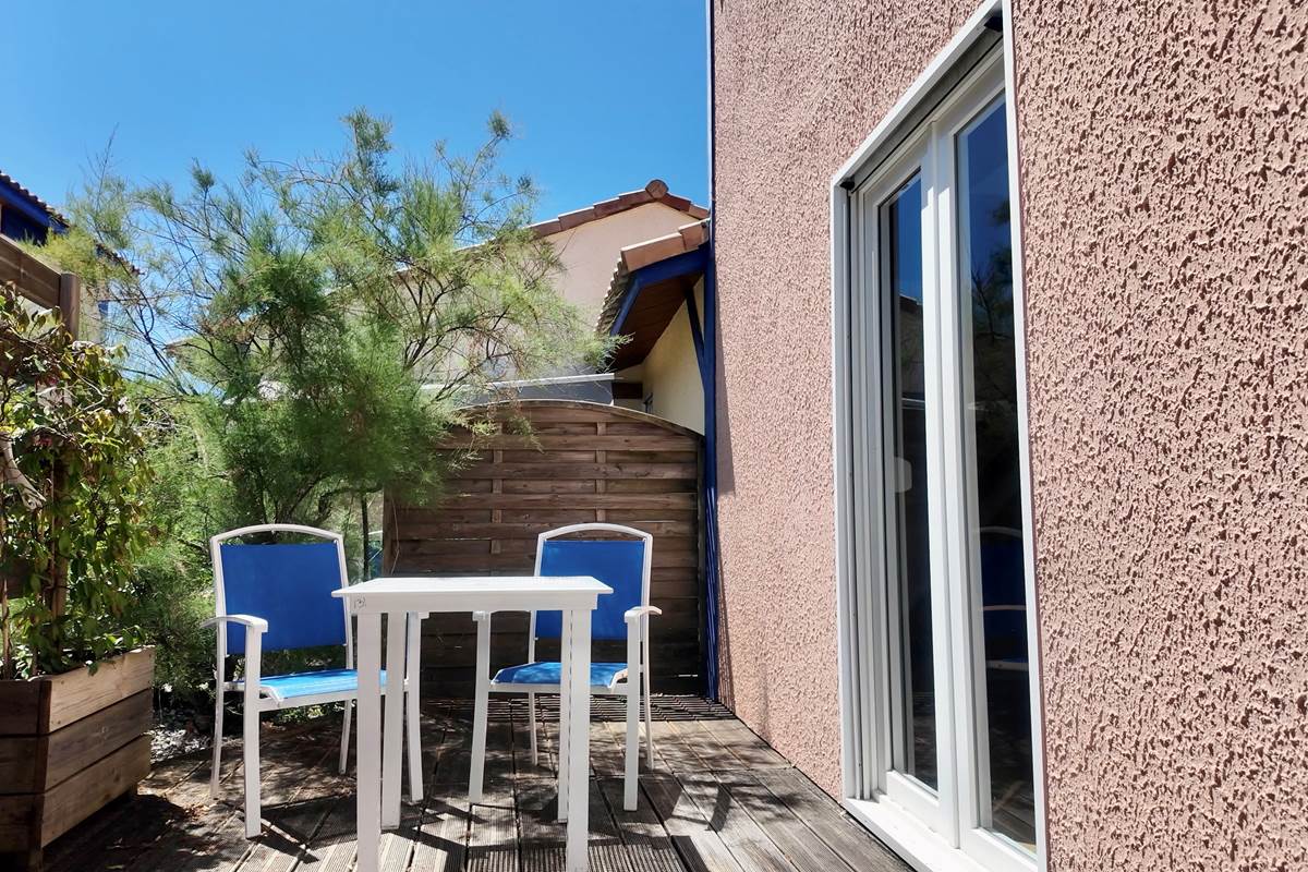 terrasse privative et salon de jardin