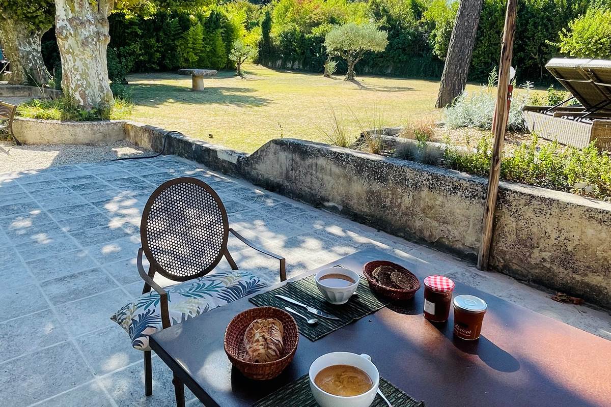 Le petit déjeuner sous l'ombrière côté orangerie