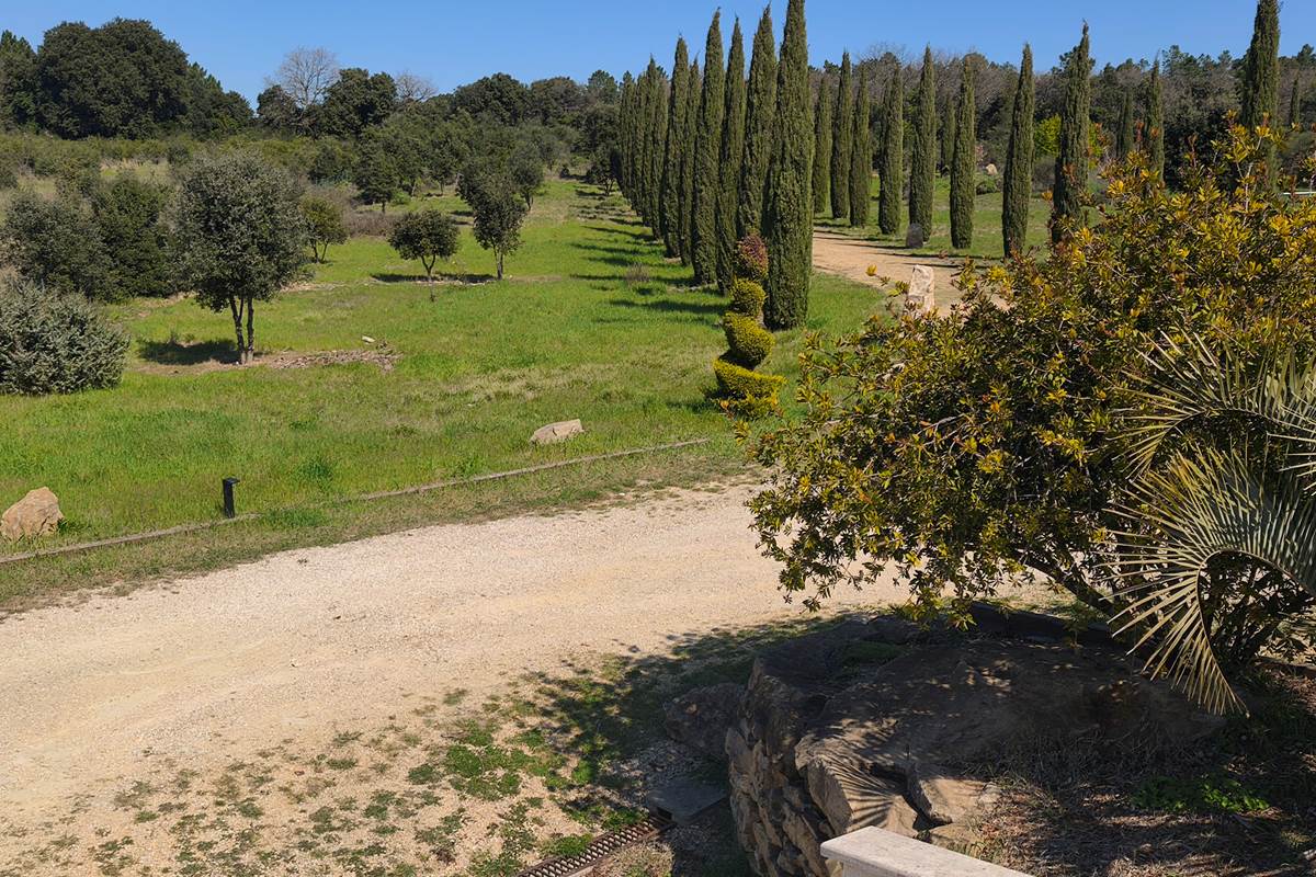 Le Domaine de Jolio - Entrée principale avec pinède