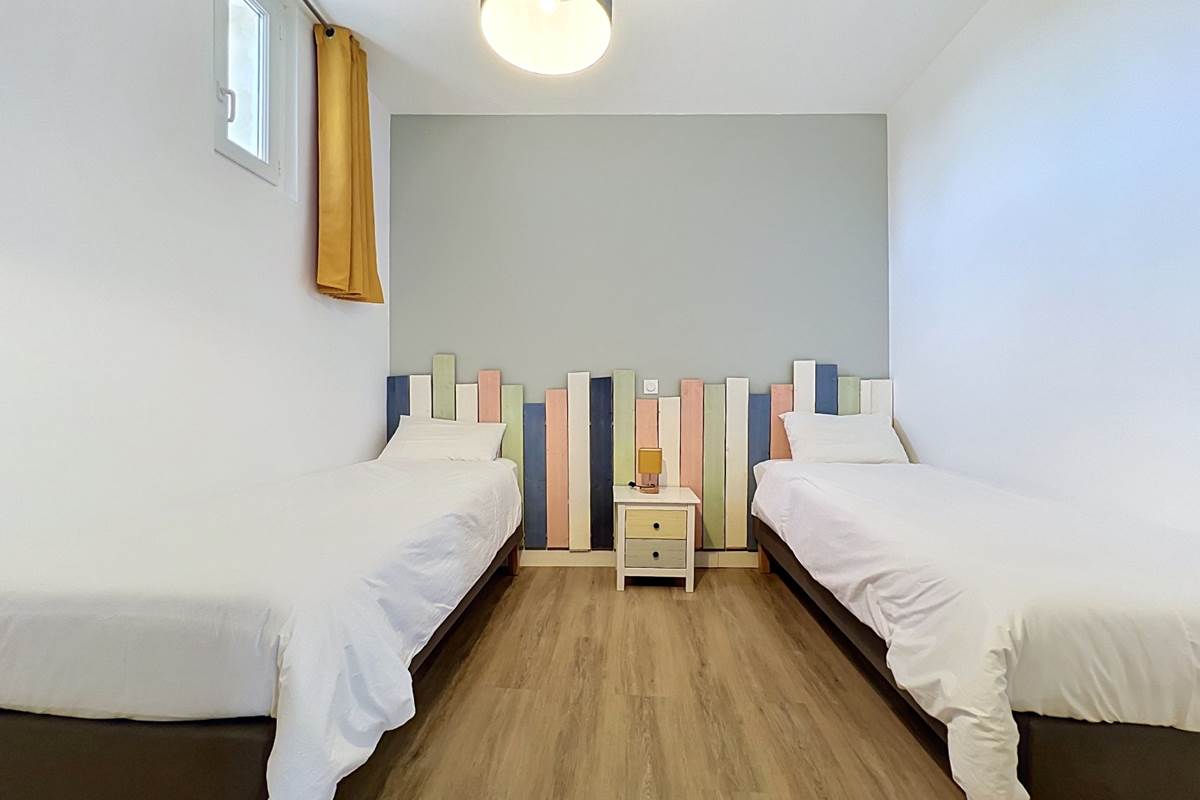 Chambre avec deux lits simples du gîte Le Ramonetage
